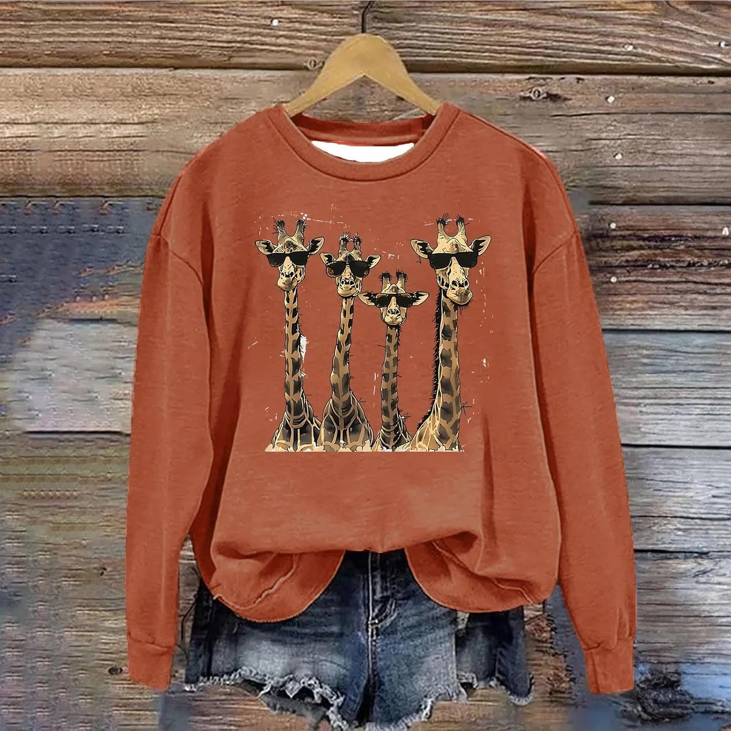 Womens Sweatshirts Pullover Long Sleeve Crewneck Cute Giraffe Graphic Tops Fashion Casual Loose Fleece Sweater Blouses